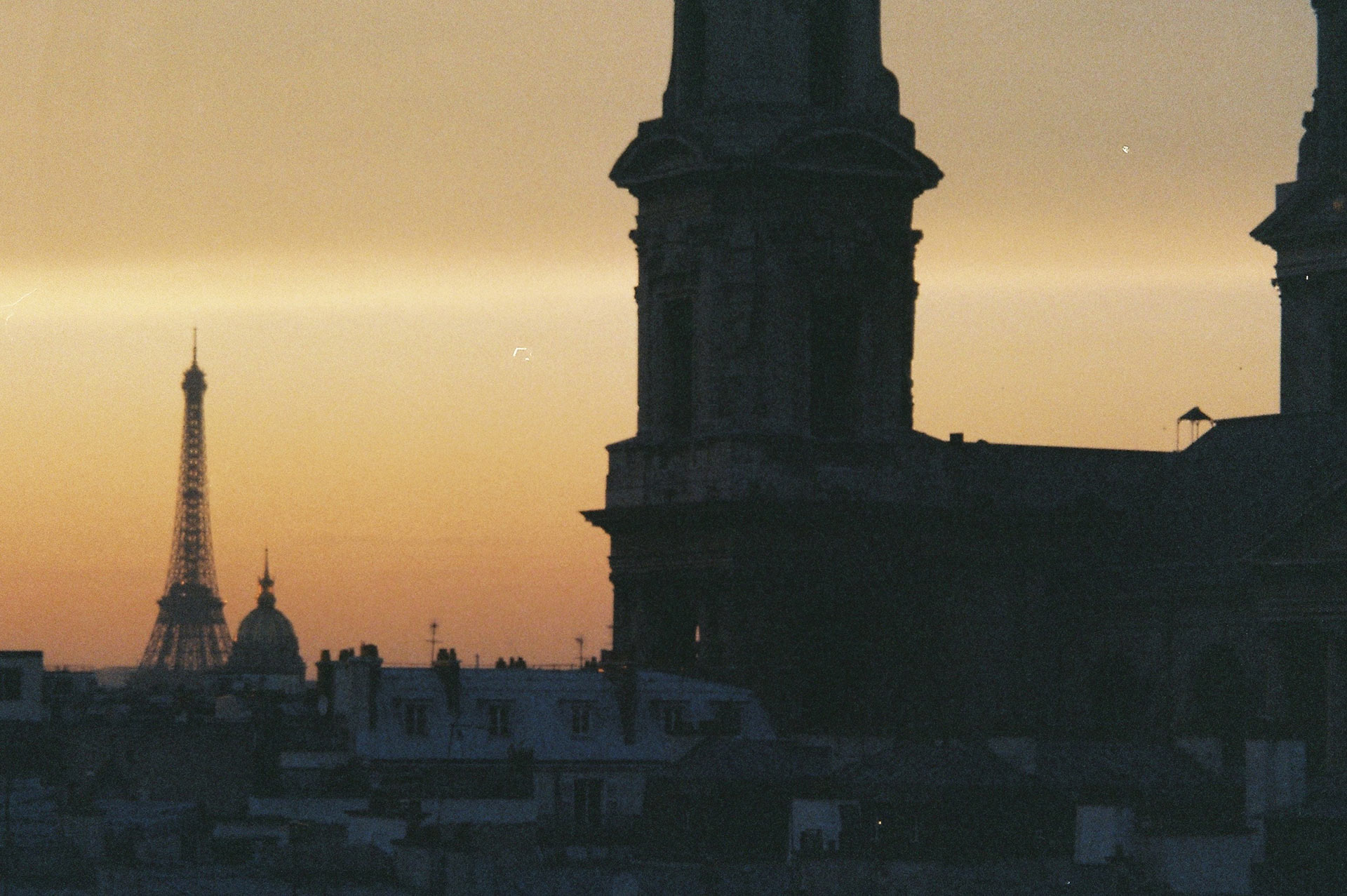 Margaux de fouchier La Tour Eiffel, Les Invalides, Saint Sulpice sous film.